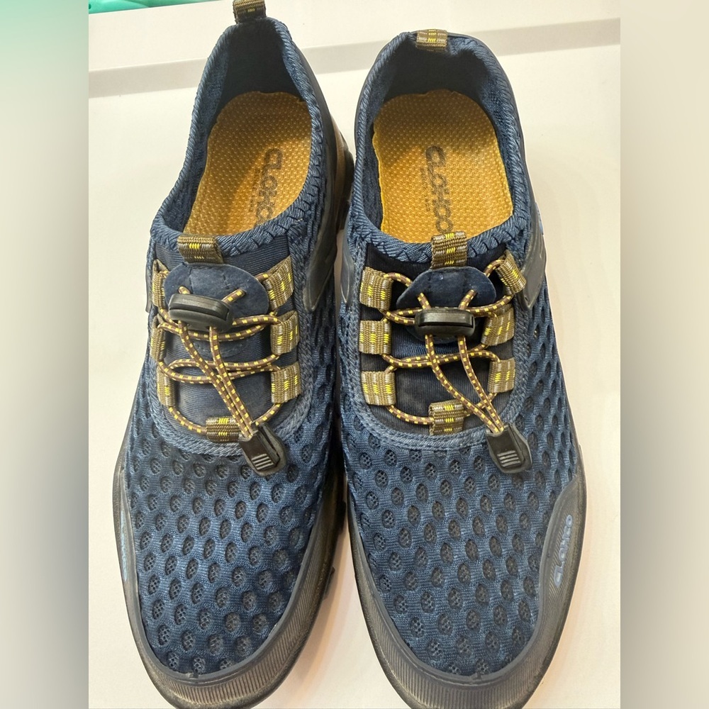 Clohoo Men’s Navy Blue Mesh Water and Hiking shoes with quick pull laces Size 8